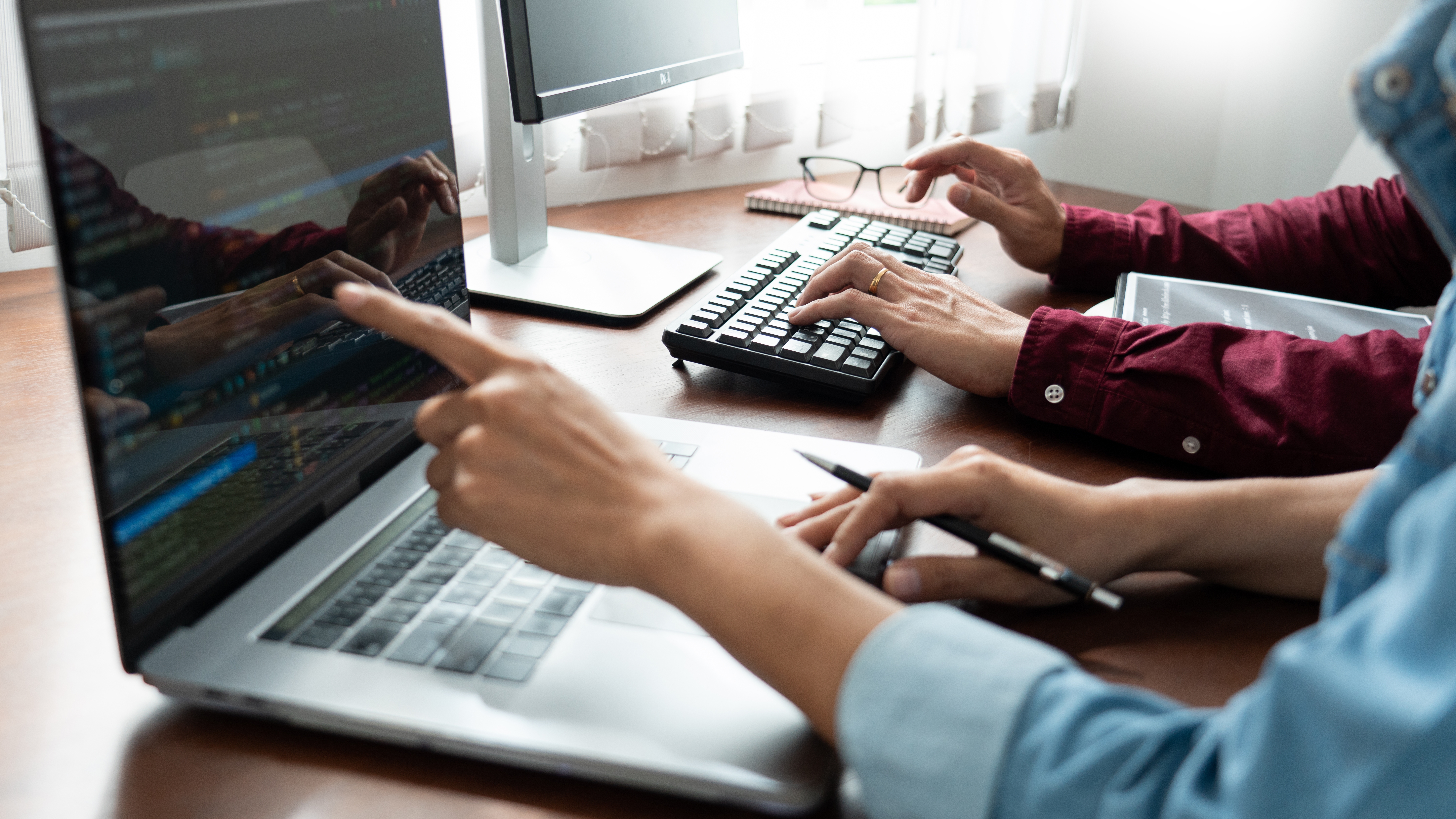 Ordinadors amb codi de programació a la pantalla
