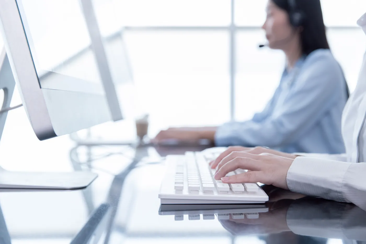 Operadores gestionando clientes con software
