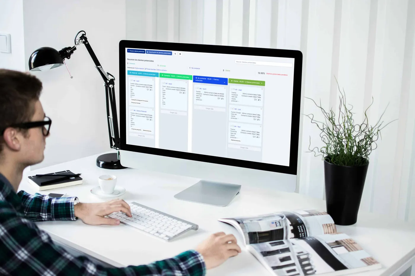 Imatge que reflecteix un treballador amb el CRM